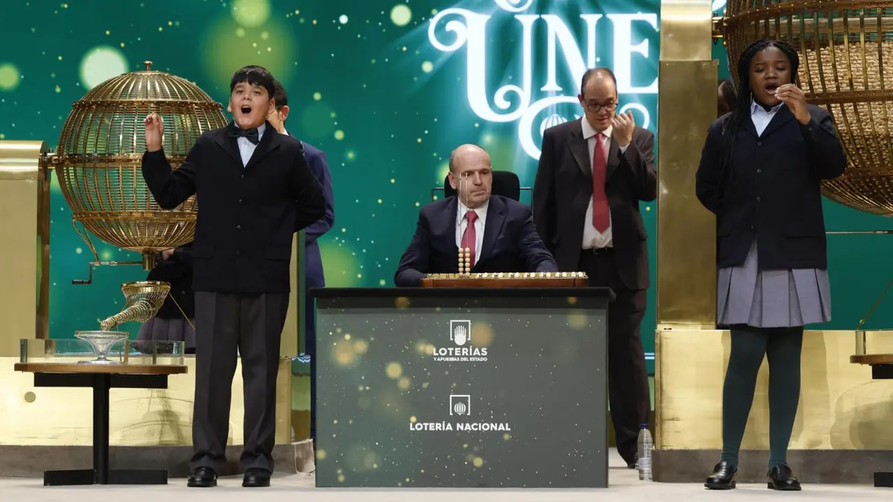 Yesica Paola Valencia G&oacute;mez y Francisco Moreno Dur&aacute;n cantan el gordo - J.J. Guill&eacute;n - EFE