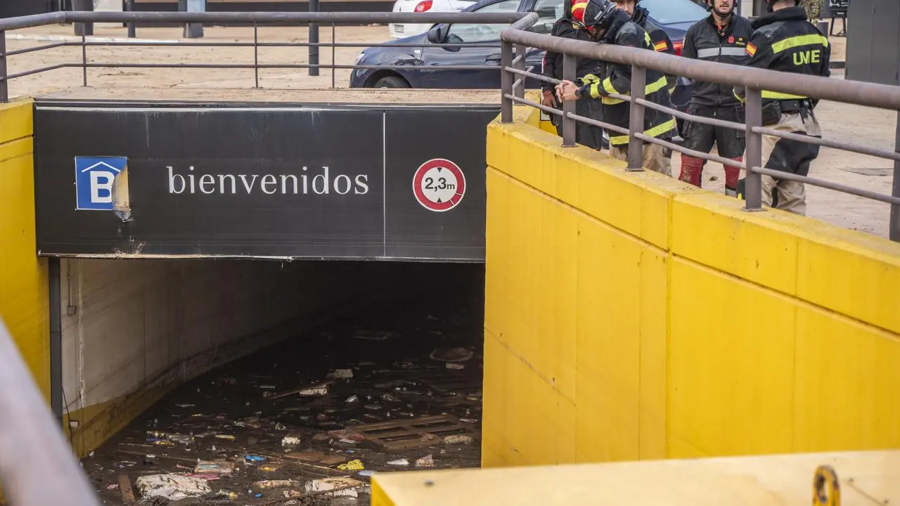 Efectivos de la UME junto al parking inundado de Bonaire. - Europa Press