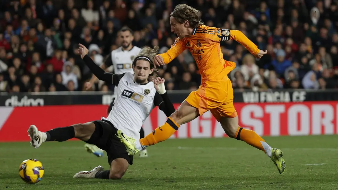 Modric dispara para empatar en el Valencia-Real Madrid. - EFE