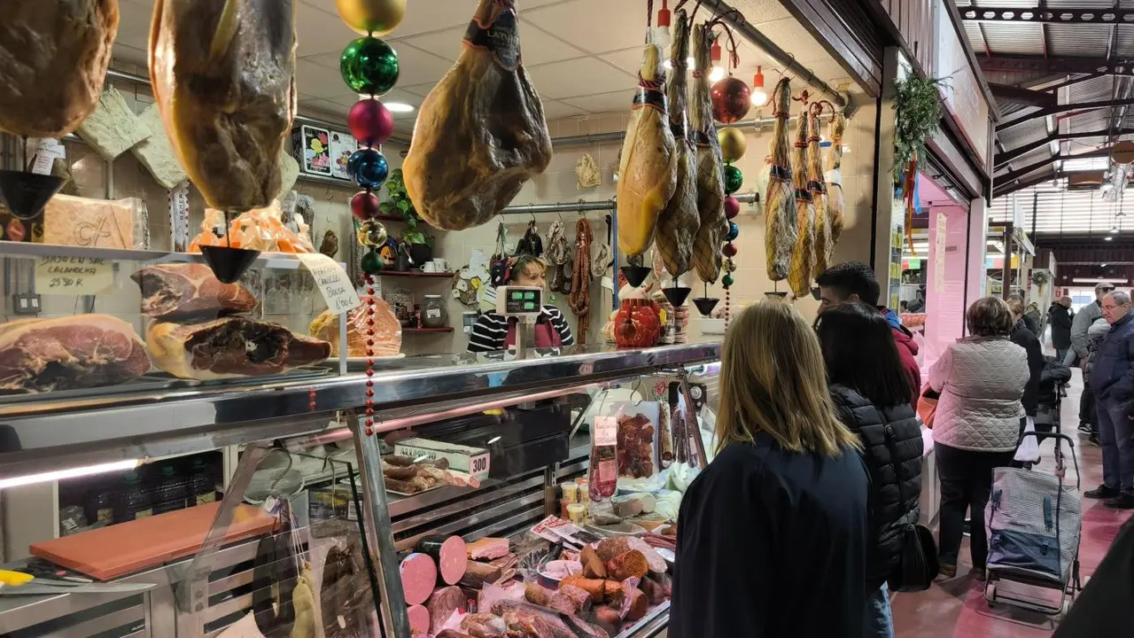 Pilar Bernab&eacute;, en el mercado municipal de Aldaia. - DELEGACI&Oacute;N GOBIERNO CV