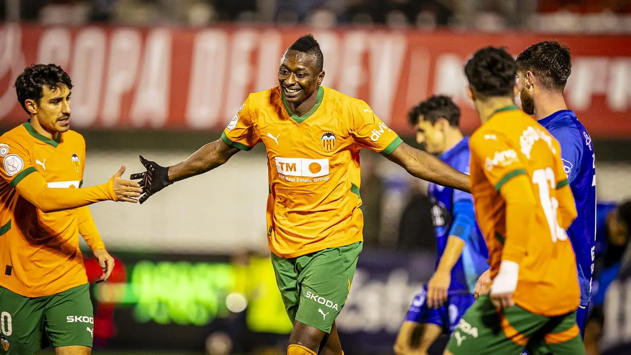 Umar Sadiq celebra su gol en el Ourense-Valencia. - @valenciacf / X