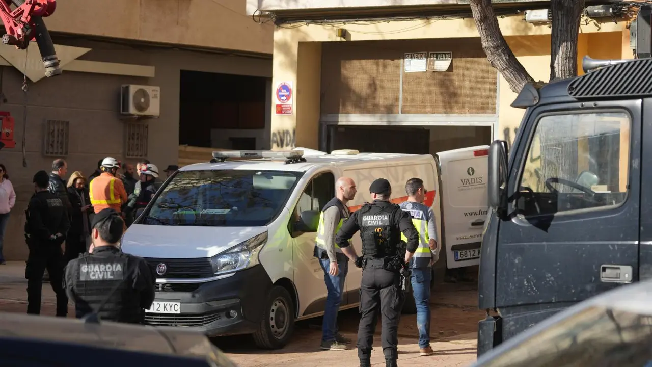 Imagen del garaje donde se ha derrumbado una escalera - JORGE GIL / EUROPA PRESS