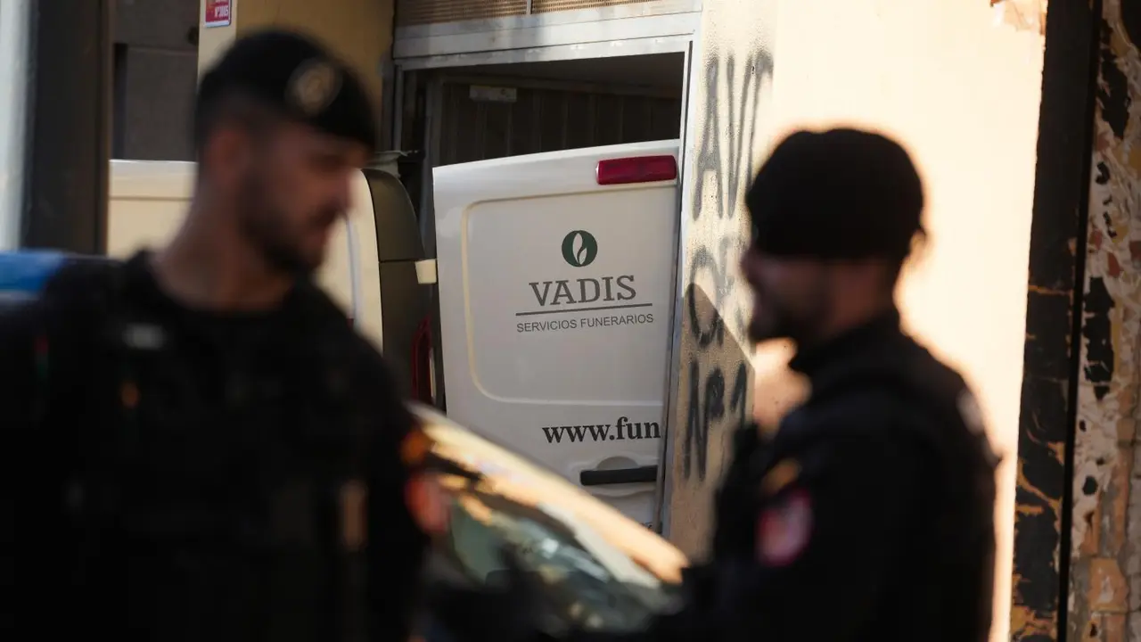 Un veh&iacute;culo funerario en el lugar de los hechos - Jorge Gil / Europa Press
