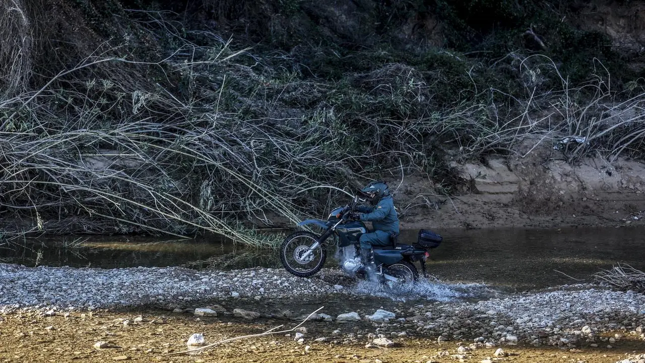 Un agente de la Guardia Civil en moto - Rober Solsona / Europa Press