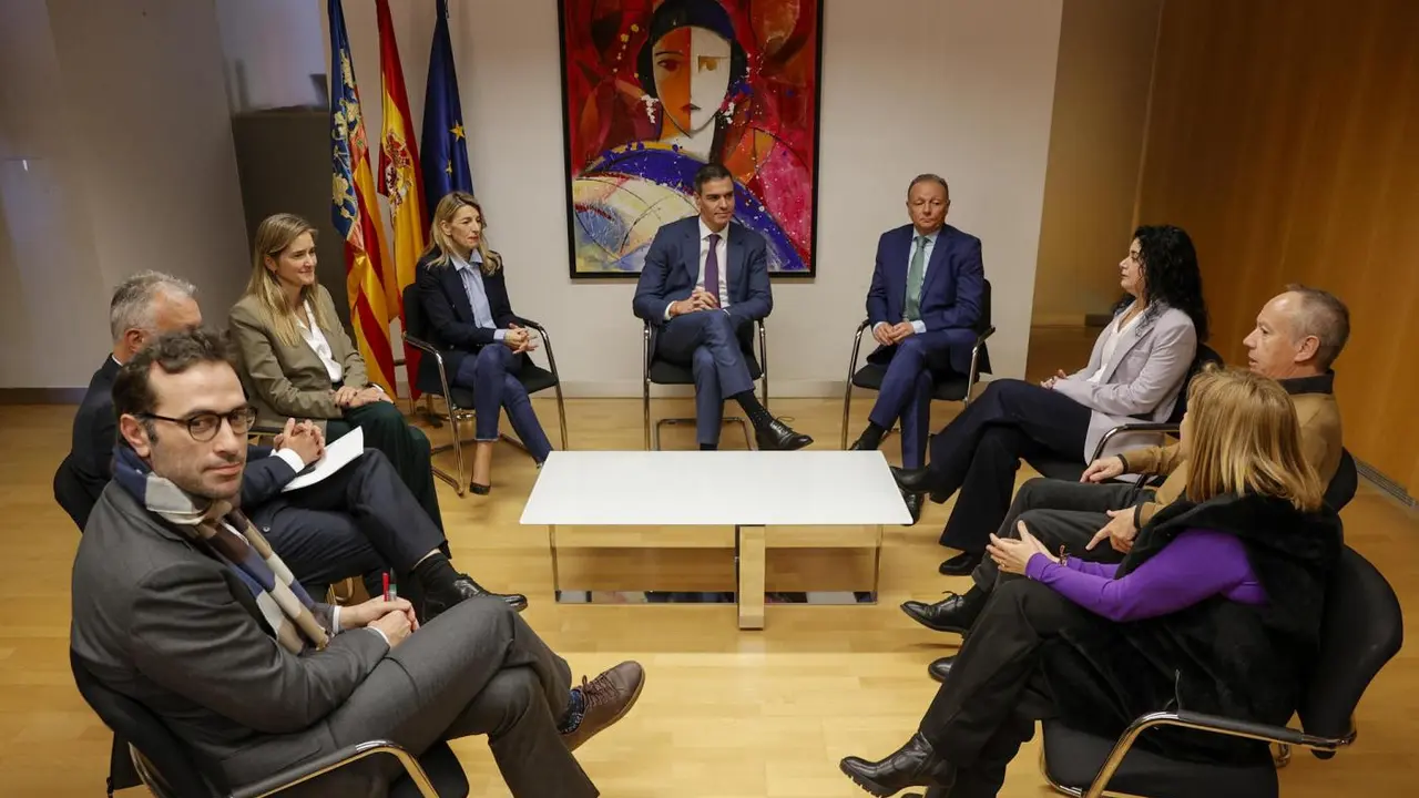 Pedro S&aacute;nchez se re&uacute;ne con agentes sociales. - EFE