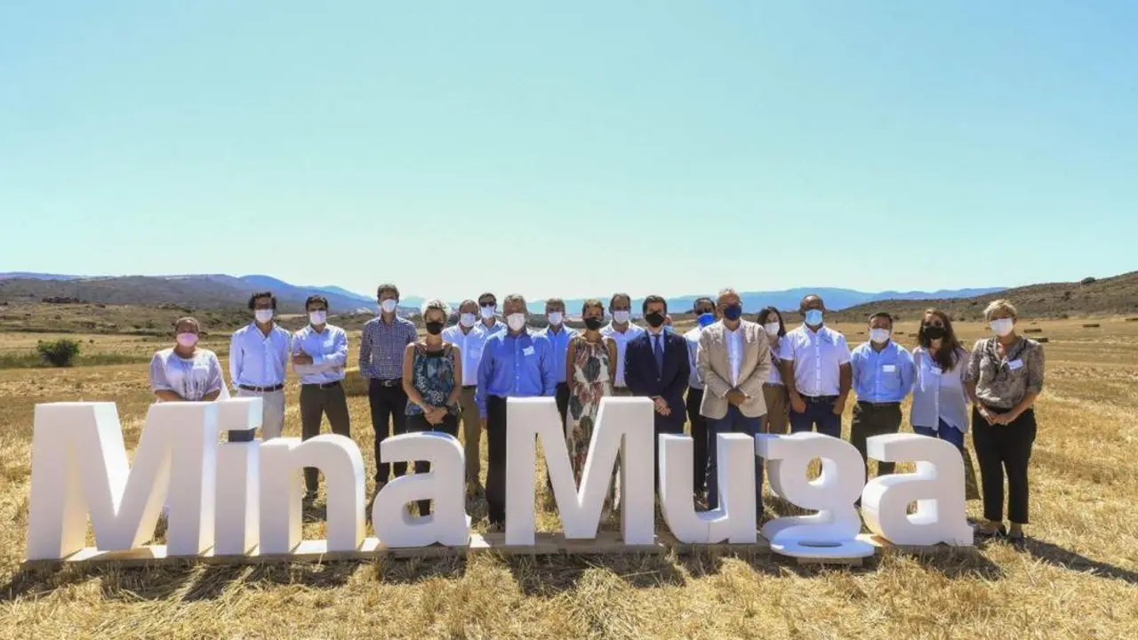 Mar&iacute;a Chivite, en una de sus visitas al emplazamiento de Mina Muga. - Geoalcali