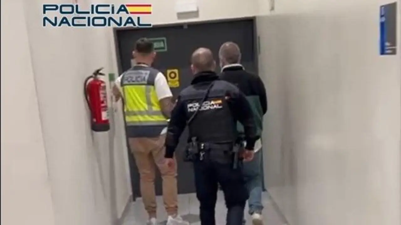 Detenido en el Aeropuerto de Alicante - POLIC&Iacute;A NACIONAL