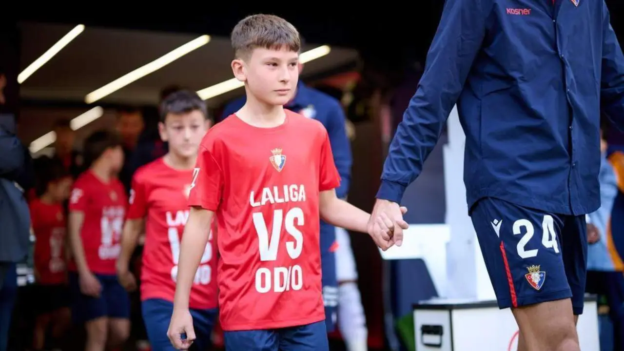Un ni&ntilde;o con la camiseta contra el odio en el Osasuna-Real Madrid. - LALIGA