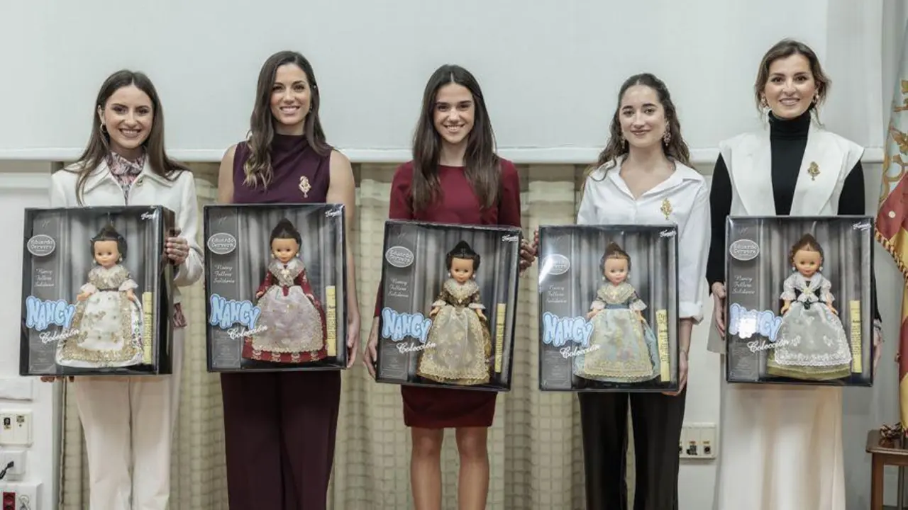Madrinas y Nancys Falleras Solidarias. - Famosa