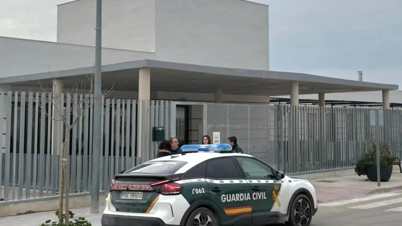 Guardia Civil en Y&aacute;tova tras el aviso de bomba - Y&Aacute;TOVA