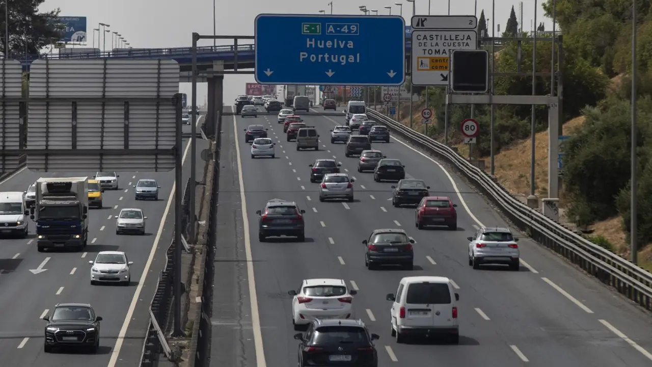 Varios veh&iacute;culos circulan por la autov&iacute;a. - Europa Press
