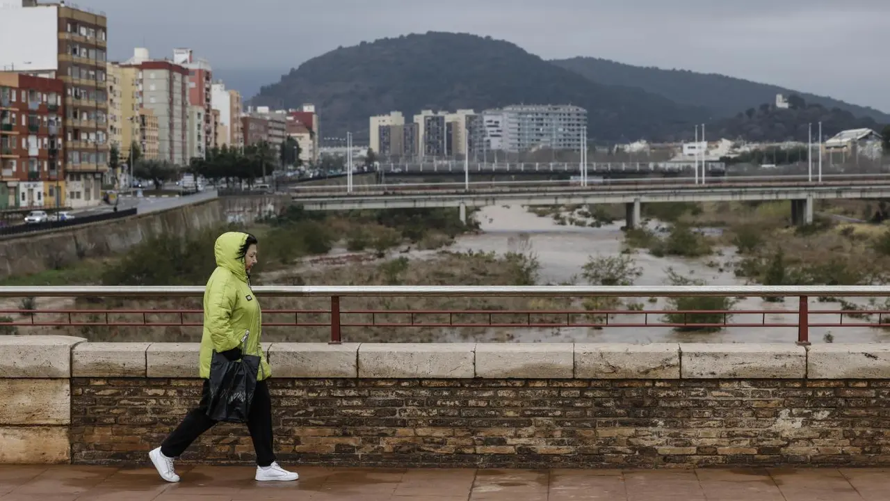 Vecinos de Sagunto durante la crecida del r&iacute;o Palancia. - EP