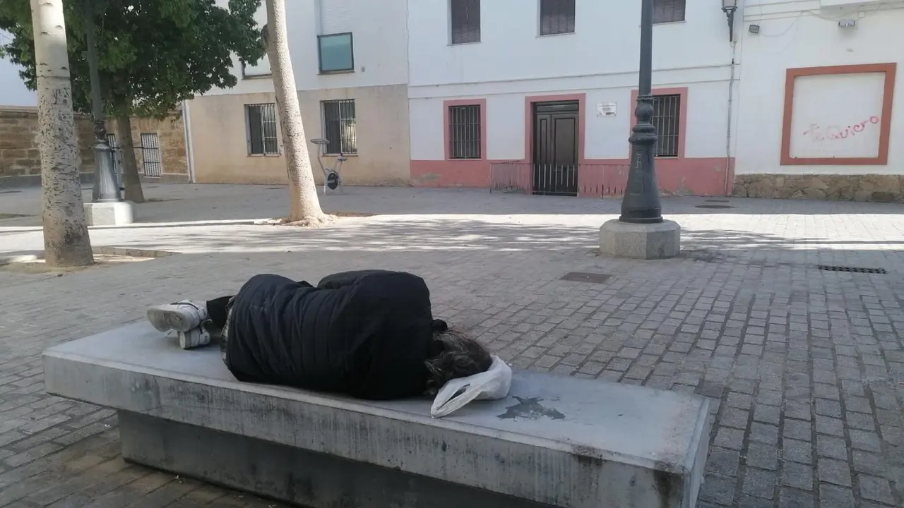 Persona sin hogar duerme frente al albergue de C&aacute;diz. - VIVA