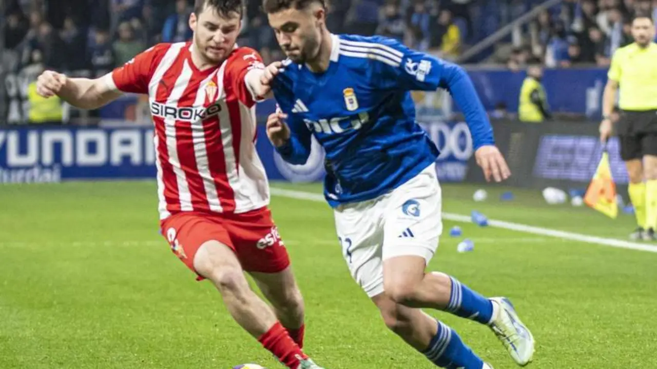 Un encuentro entre el Sporting y el Real Oviedo. - LALIGA