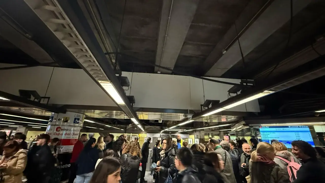 Tr&aacute;fico detenido en Metrovalencia. - EP