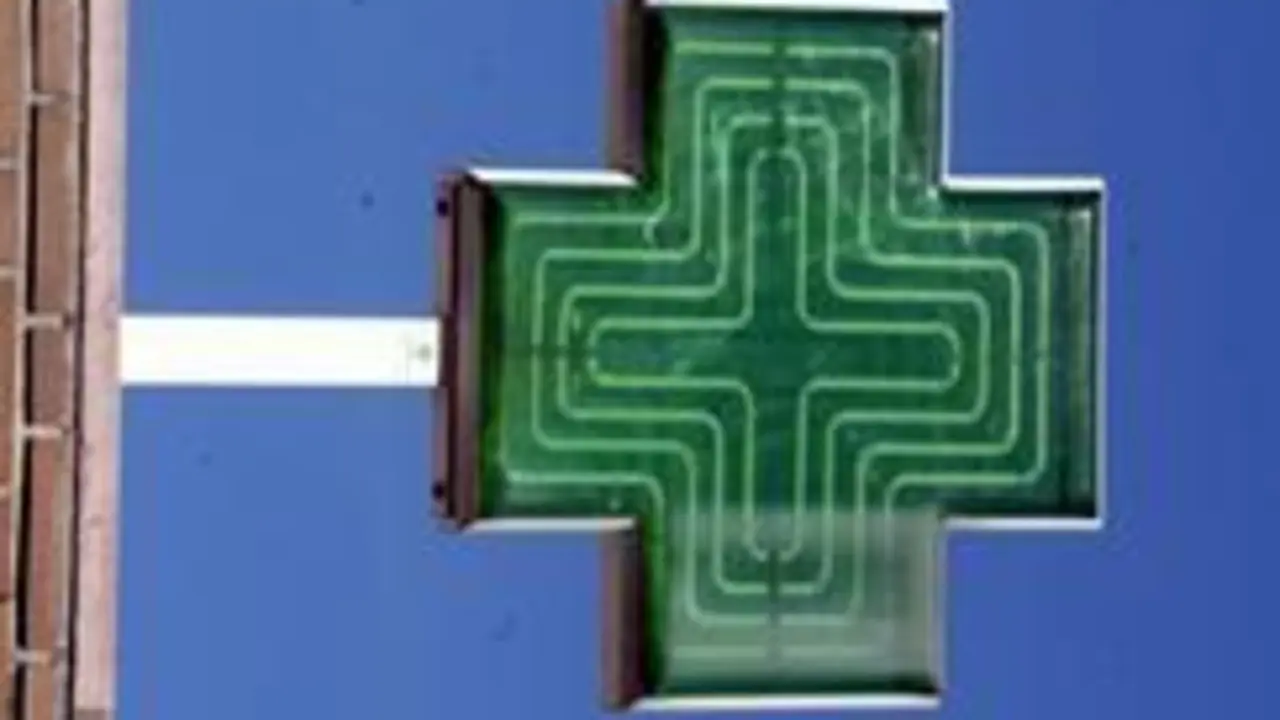 Cruz verde en una farmacia. - Servimedia