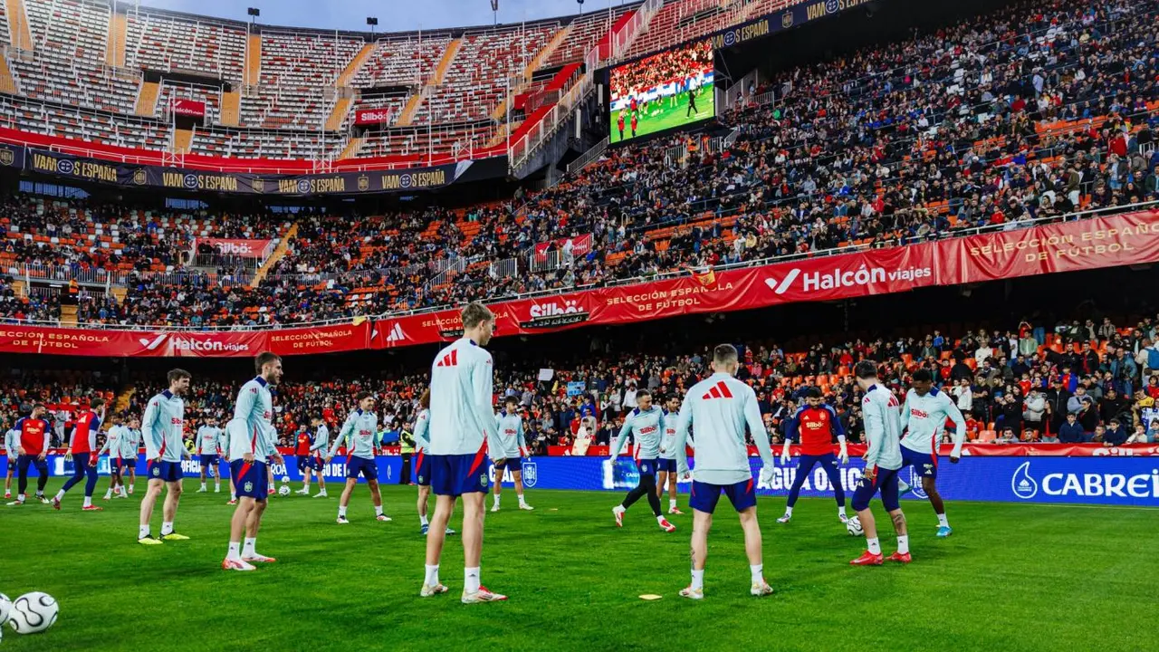 Entrenamiento de la selecci&oacute;n en Mestalla. - @SEFutbol / X