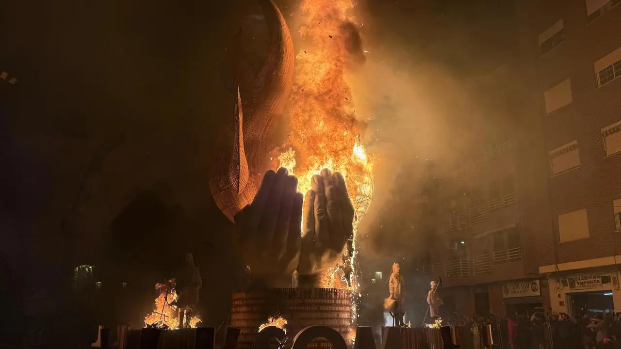 'Crem&agrave;' de la falla solidaria SOM en Paiporta - Europa Press