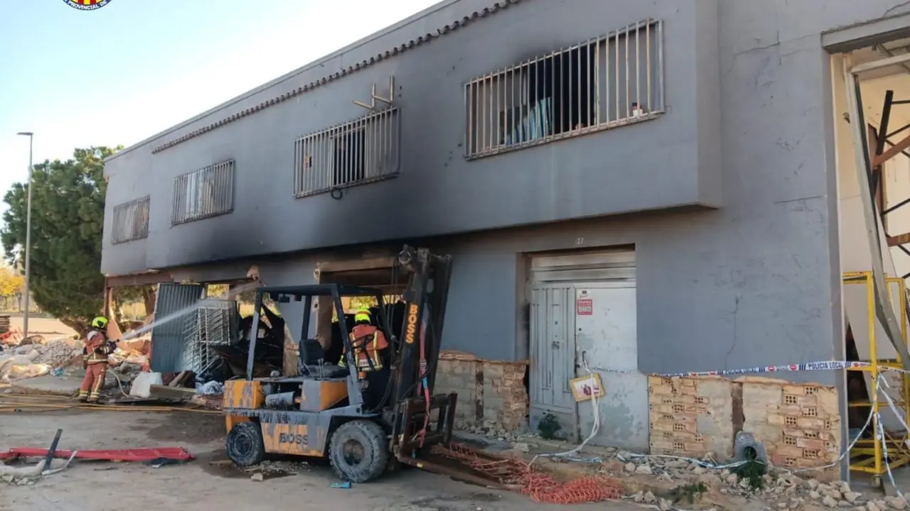 Rescatan a dos personas y un perro en un incendio - CONSORCIO PROVINCIAL DE BOMBEROS DE VALENCIA
