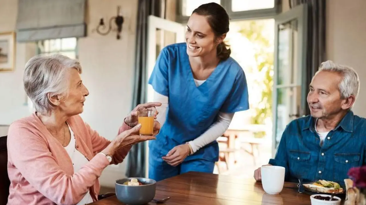 Personas mayores en una residencia. - 123RF/peopleimages12