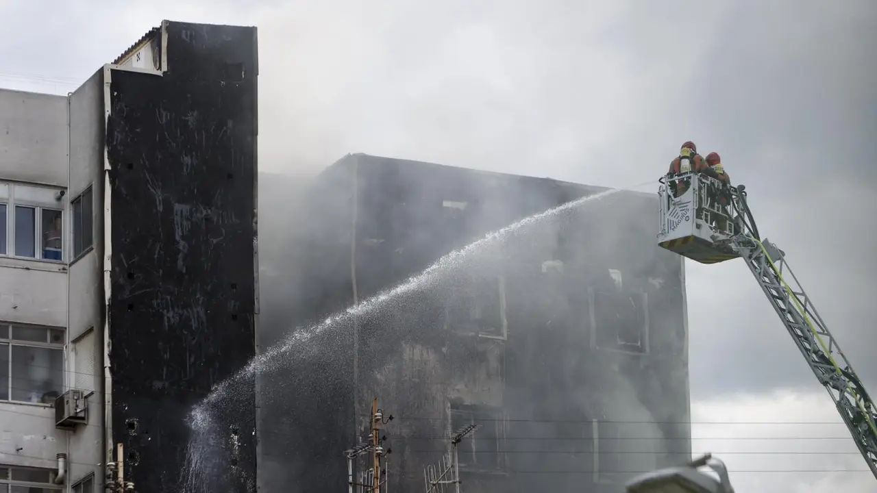 Bomberos combaten el incendio en Castell&oacute;n. - EP