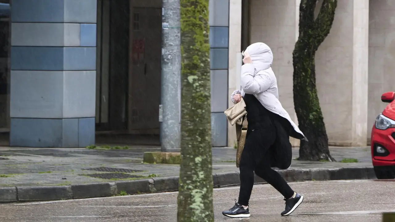 Mujer se protege del fr&iacute;o y el viento. - C&eacute;sar Ortiz / Europa Press