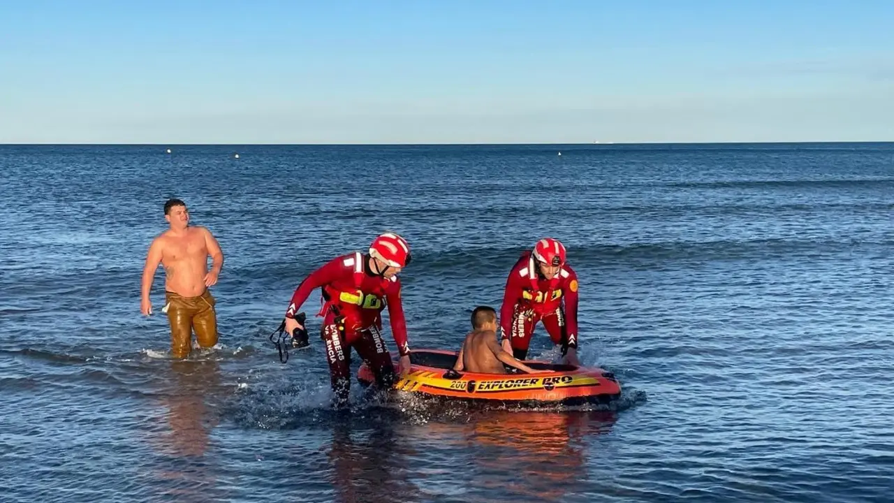 Bomberos rescatan a un menor que se encontraba en una barca hinchable - AYUNTAMIENTO DE VAL&Egrave;NCIA