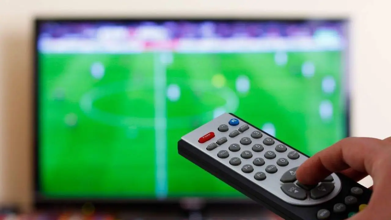 Partido de f&uacute;tbol en la televisi&oacute;n. - 123rf / agafapaperiapunta