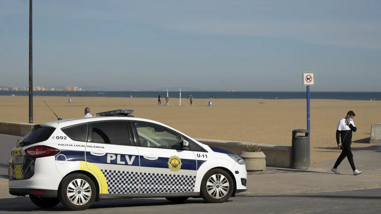 Un coche de la Polic&iacute;a Local en la Playa de Malvarrosa - Jorge Gil / Europa Press