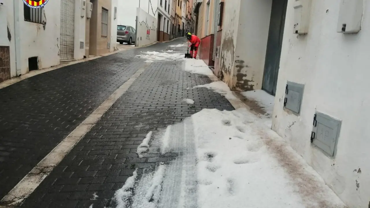 Efectivos de Bomberos de Valencia retiran granizo en l'Olleria - CONSORCIO PROVINCIAL BOMBEROS VALENCIA
