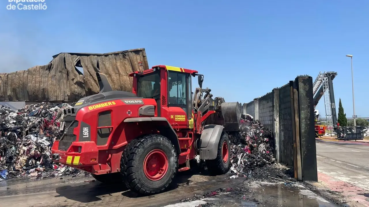 Bomberos dan por controlado el incendio industrial de Almassora - CONSORCIO PROVINCIAL DE BOMBEROS DE CASTELL&Oacute;N
