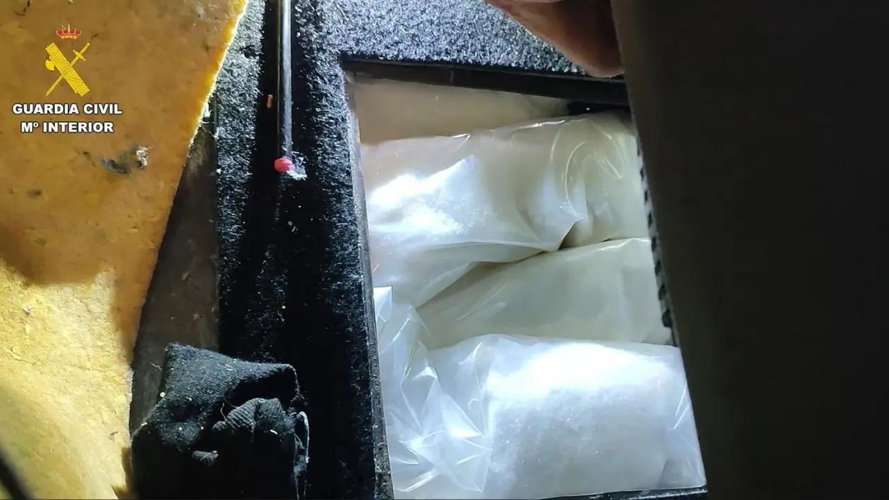 Hallan 20 kilos de metanfetamina ocultos en una trampilla - Guardia Civil