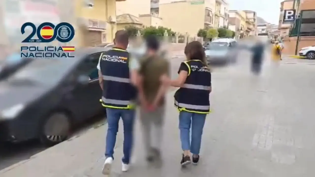 Imagen de espaldas del detenido acusado de cometer once agresiones - POLIC&Iacute;A NACIONAL