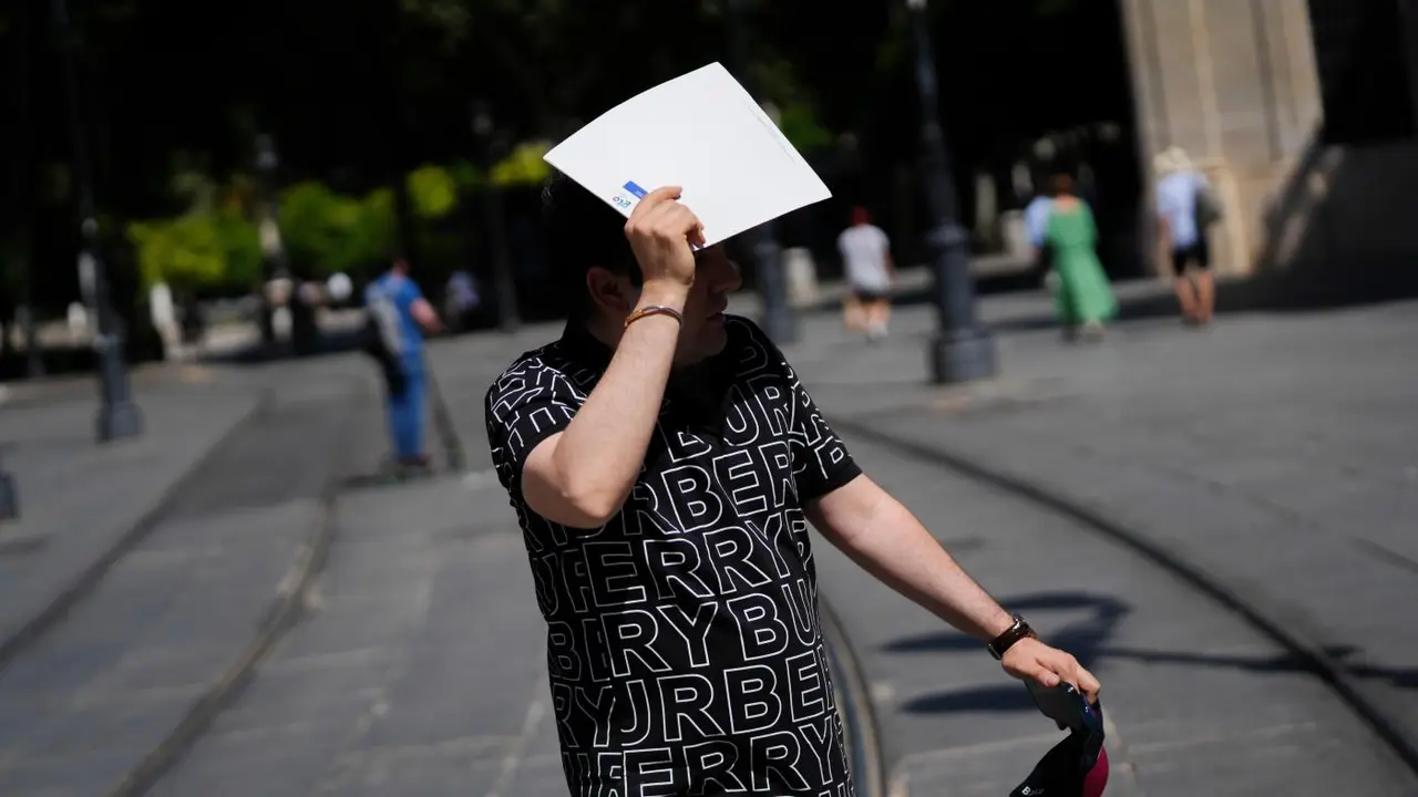 Un hombre se protege del sol. - Europa Press.