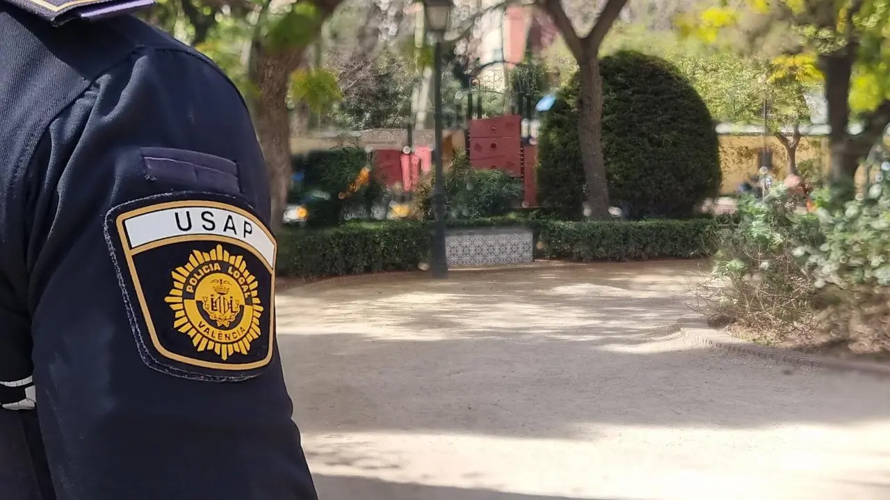 Imagen de archivo de un agente de la Polic&iacute;a Local de Val&egrave;ncia - POLIC&Iacute;A LOCAL VAL&Egrave;NCIA
