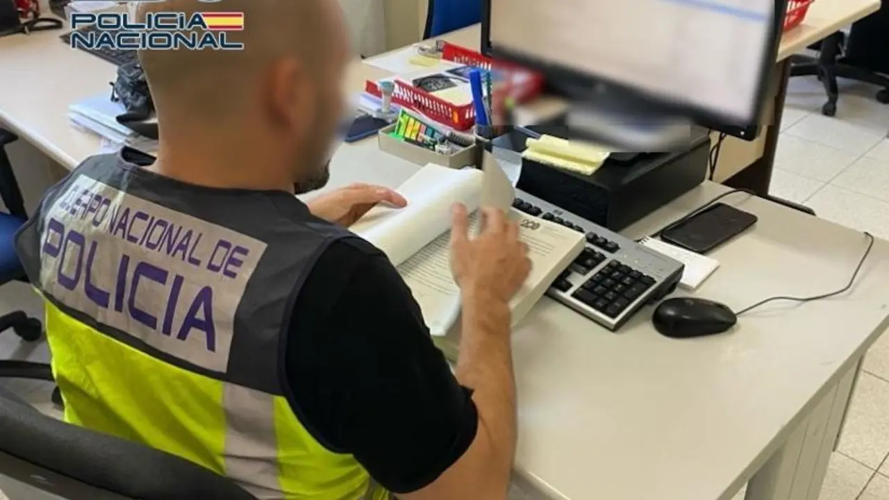 Polic&iacute;a Nacional. - EP