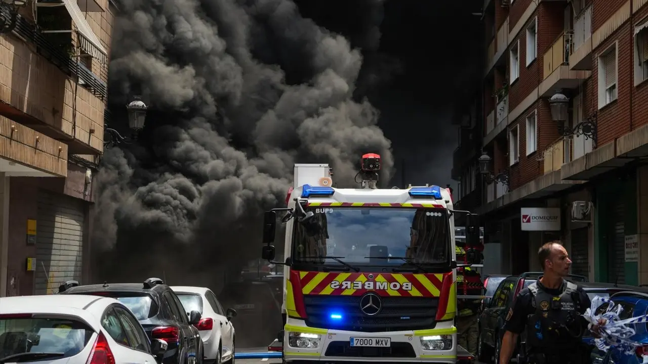 Un cami&oacute;n de bomberos durante un incendio en la avenida del Puerto. - Eduardo Manzana / Europa Press