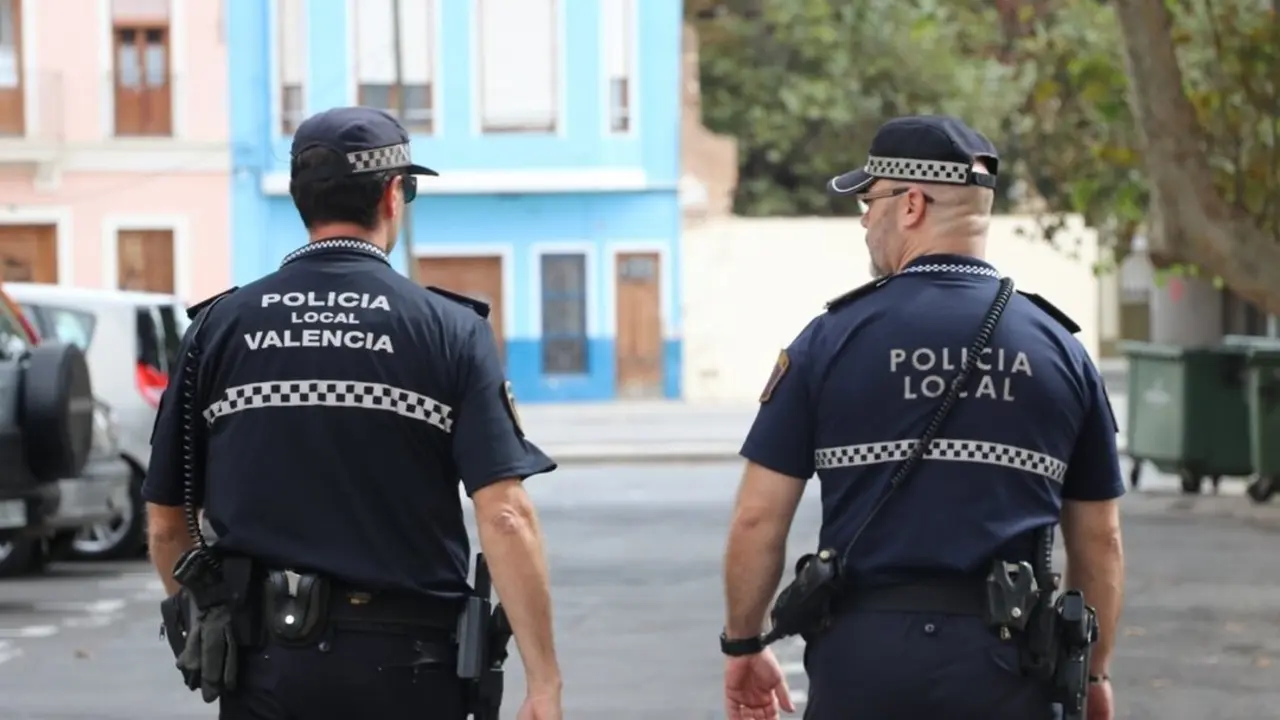Dos agentes de la Polic&iacute;a Local de Val&egrave;ncia | Europa Press
