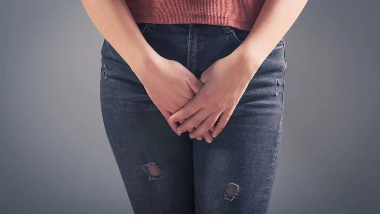 Una mujer joven se cubre con sus manos | Foto de 123rf/sasun1990
