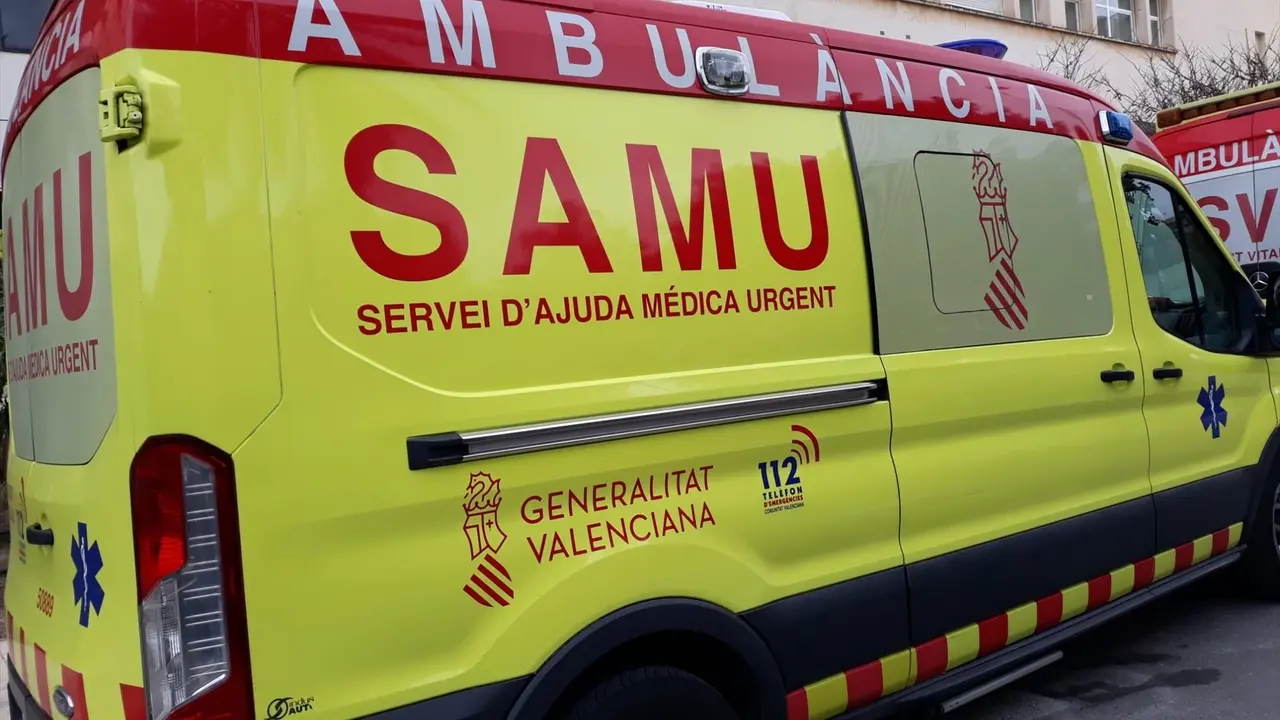 Imagen de archivo de una ambulancia del SAMU en Alicante. | EUROPA PRESS
