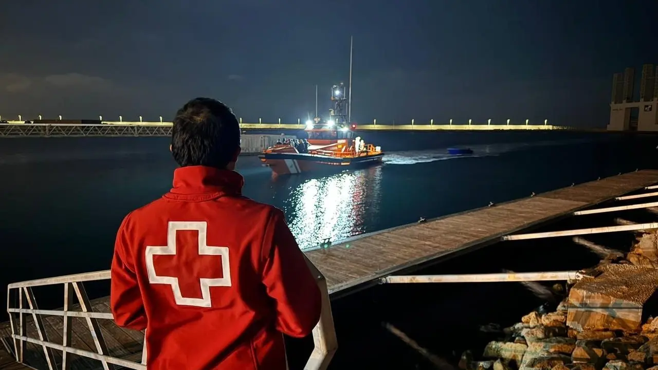 Efectivos de Cruz Roja en el Puerto de Alicante esperan la llegada de inmigrantes | Cruz Roja Alicante