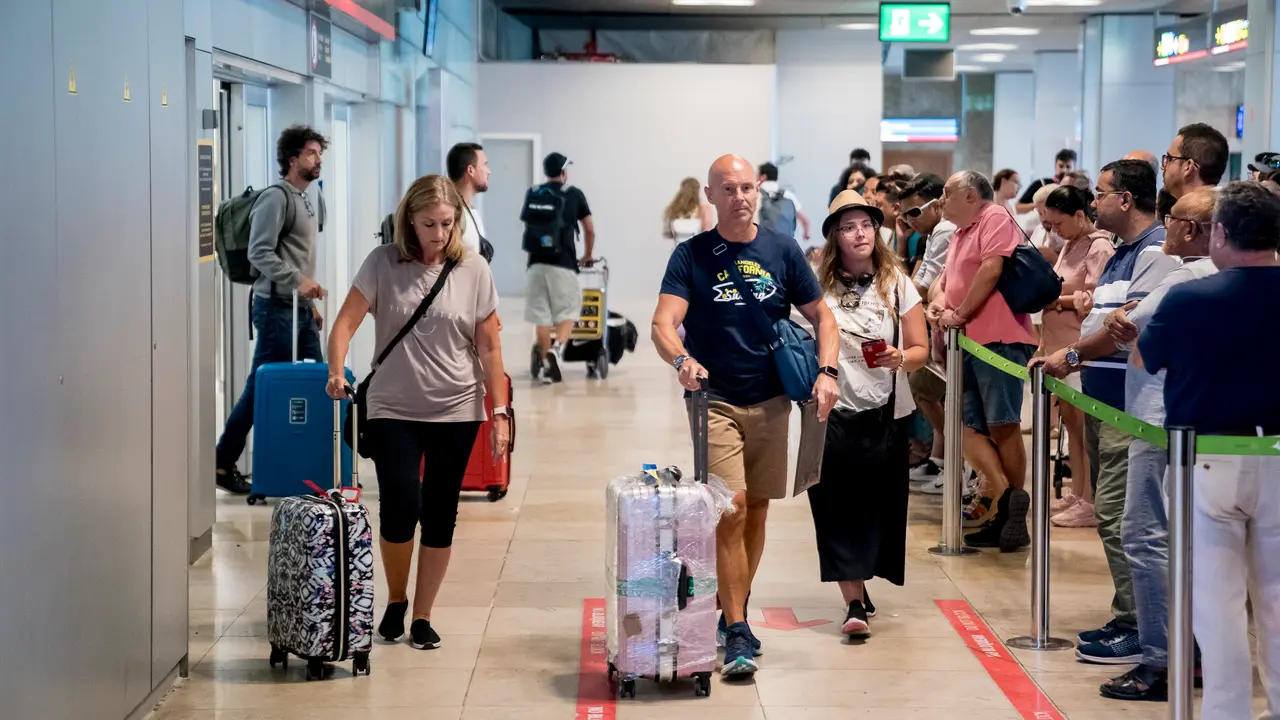 Llegada de pasajeros a la terminal 1 del aeropuerto Adolfo Su&aacute;rez Madrid-Barajas | A. P&eacute;rez Meca / EP