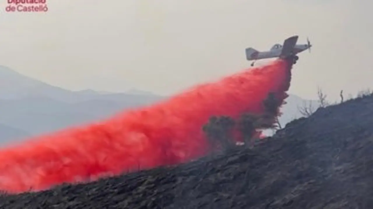 Tareas de extinci&oacute;n del incendio de Artana. | Europa Press.