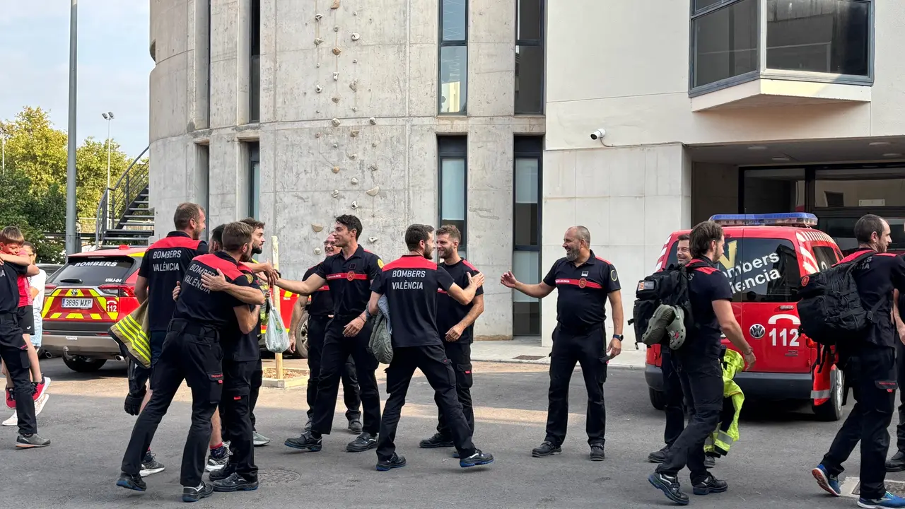 Regreso del primer contingente de Bomberos. | Europa Press.