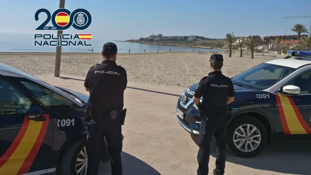 Agentes de la Polic&iacute;a Nacional en una playa de Alicante. Imagen de archivo.
- POLIC&Iacute;A NACIONAL