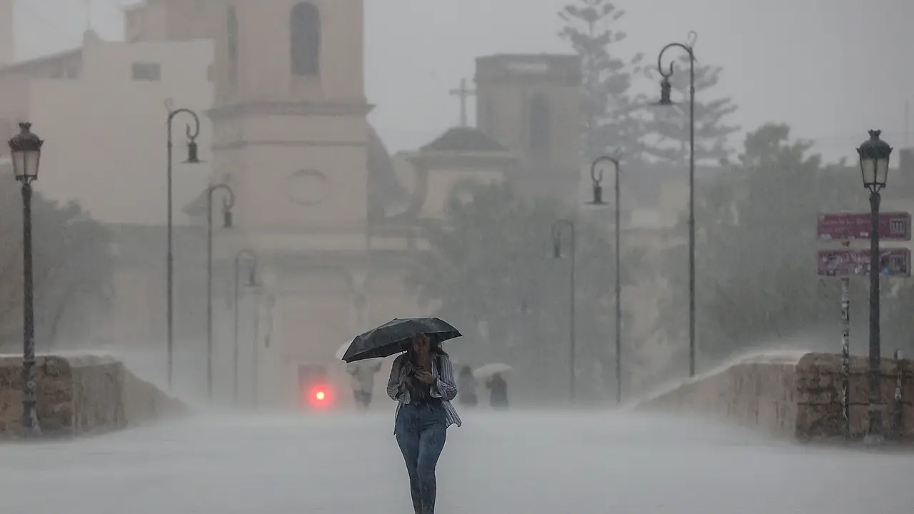 Una persona camina con un paraguas bajo la lluvia | Rober Solsona / Europa Press