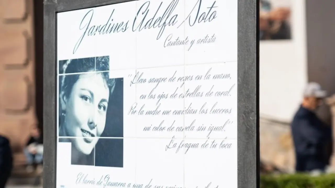 Placa en los jardines que llevan el nombre de la cantaora Adelfa Soto | AYUNTAMIENTO DE M&Aacute;LAGA