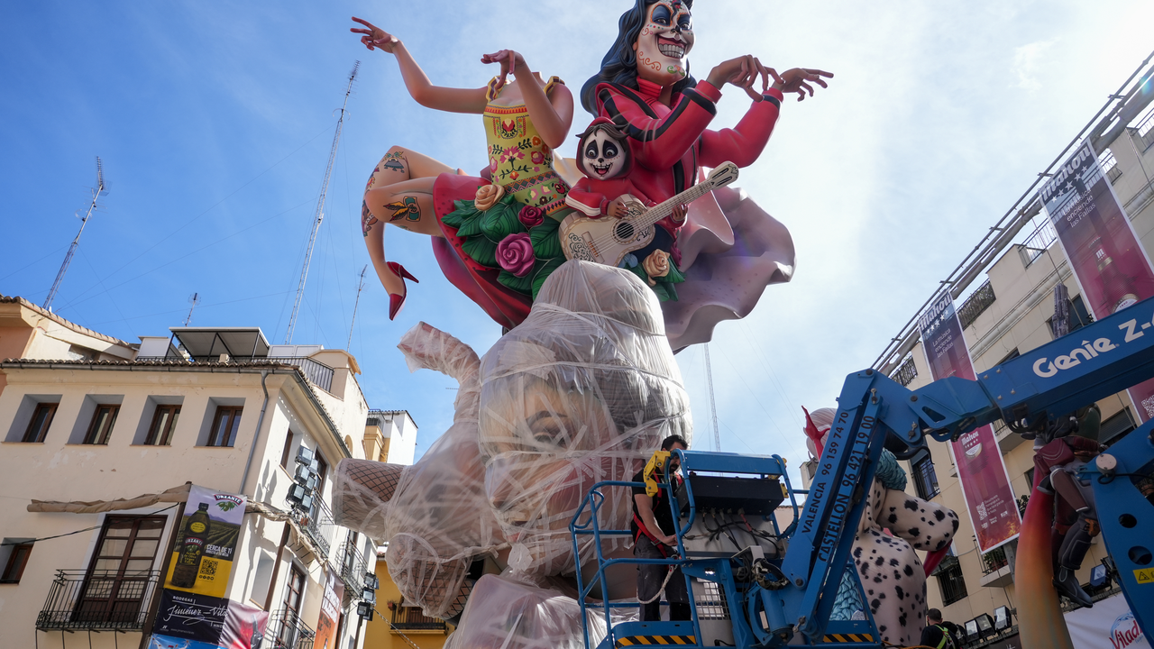 Montaje de la falla El Pilar | Eduardo Manzana / Europa Press