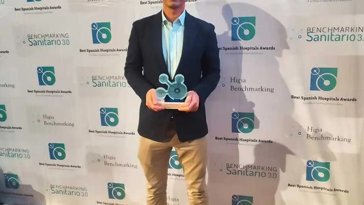 Ra&uacute;l Perez recoge premio Best. | Quir&oacute;nsalud