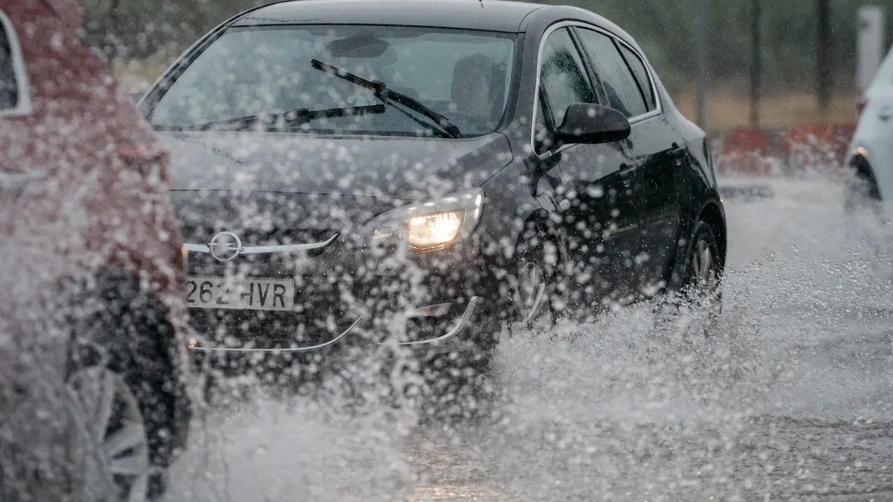 Un coche circula bajo la lluvia | Paco Poyato / Europa Press